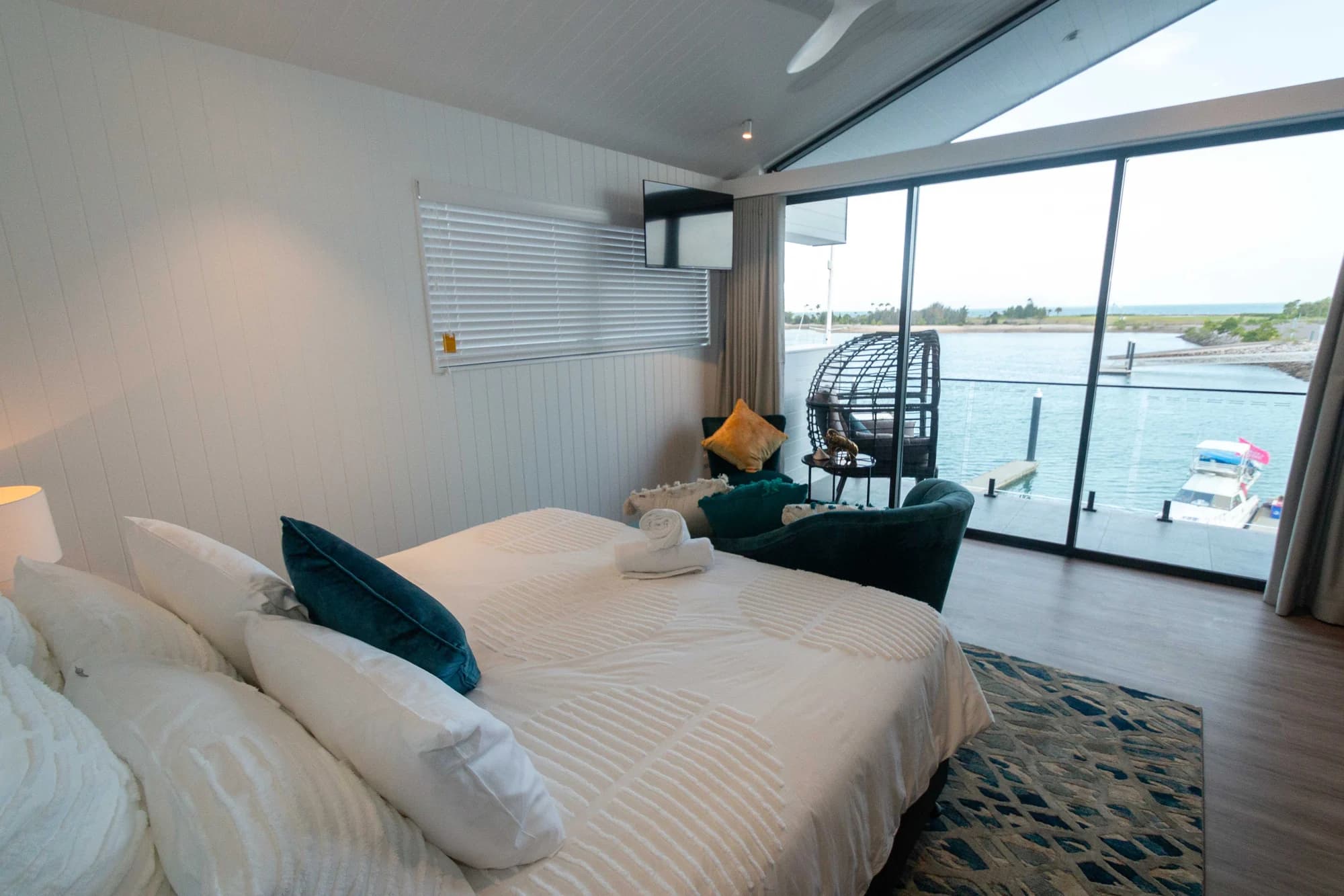 Bedroom opening onto the bay at No. 1